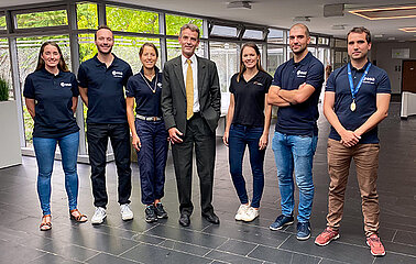 LSI-Direktor Abraham van Veen begrüßt die Astronautinnen und Astronauten der ESA im LSI.