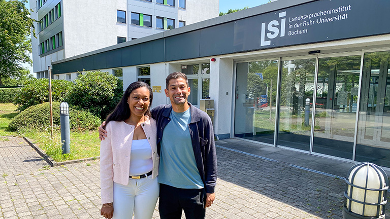 VfL-Profi Cristian Gamboa mit DaF-Lehrerin Caroline Gnanko vor dem Eingang des LSI