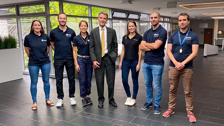 [Translate to English:] LSI-Direktor Abraham van Veen begrüßt die Astronautinnen und Astronauten der ESA im LSI.